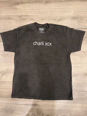 Charli XCX IT’S SO CONFUSING TO BE A GIRL Band Tee Men’s Size Large